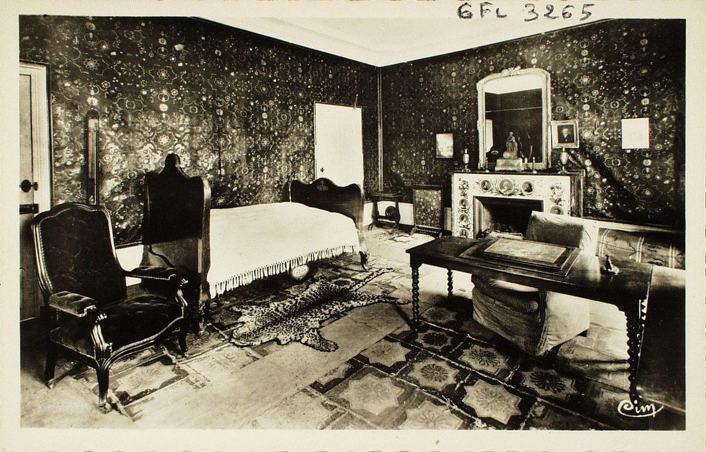 Souvenirs de Lamartine. Saint-Point. Château de Lamartine. Chambre à coucher et lit de mort du poète. Au fond, cheminée des poètes.