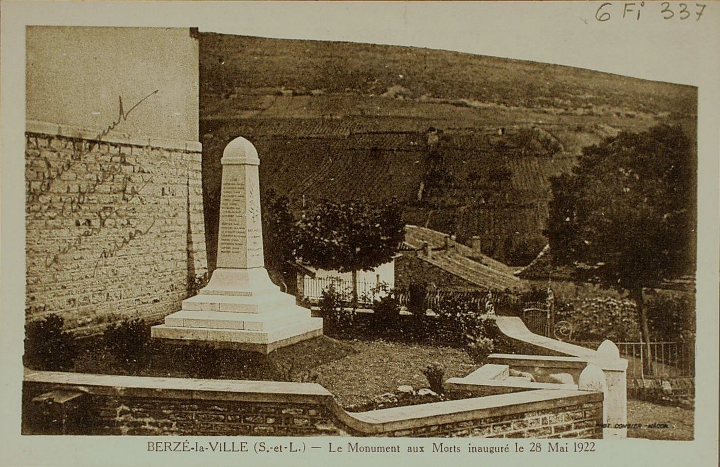 Berzé-la-Ville. Le monument aux morts inauguré le 28 mai 1922.