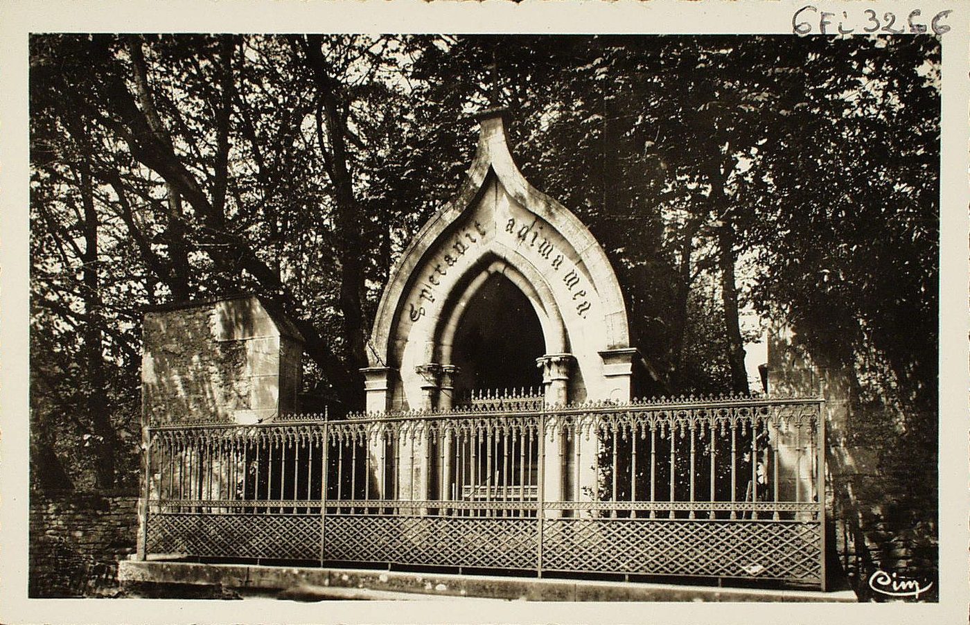 Souvenirs de Lamartine. Le tombeau de Lamartine. Dans le caveau de cette chapelle reposent : A. de Lamartine ; Valentine de Cessiat de Lamartine ; Madame de Lamartine, femme du poète ; Julia de Lamartine, sa fille ; Madame Birch, sa belle-mère et son fils, A. de Lamartine, décédé à Rome.