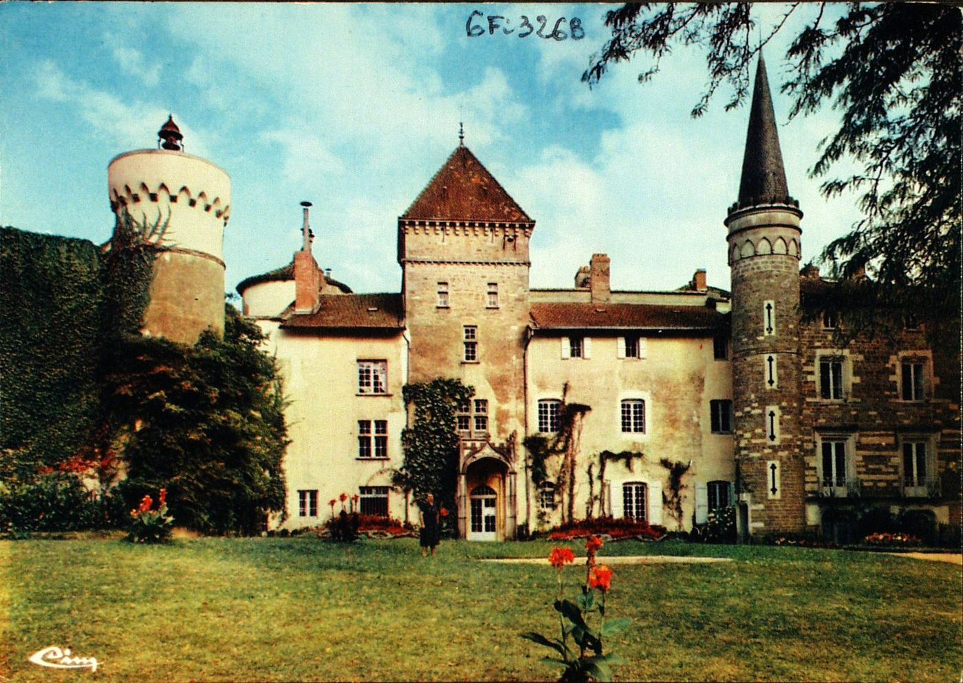 Souvenir de Lamartine. Saint-Point. Château de Lamartine. Le 10 février 1801 à la requête d'un créancier, le château fut adjugé à M. Pierre Lamartine. Son fils, le poète, l'eut en partage en 1830. En 1870, Mme Valentine de Lamartine, sa nièce, resta héritière de Saint-Point. Il fut racheté en 1894 aux trois nièces de Mme Valentine, par M. de Montherot. Le comte René de Noblet, son petit fils, en est le propriétaire actuel.