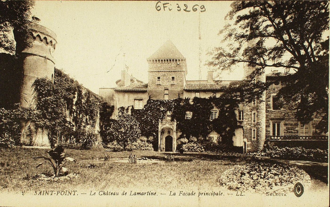 Saint-Point. Le château de Lamartine. La façade principale.