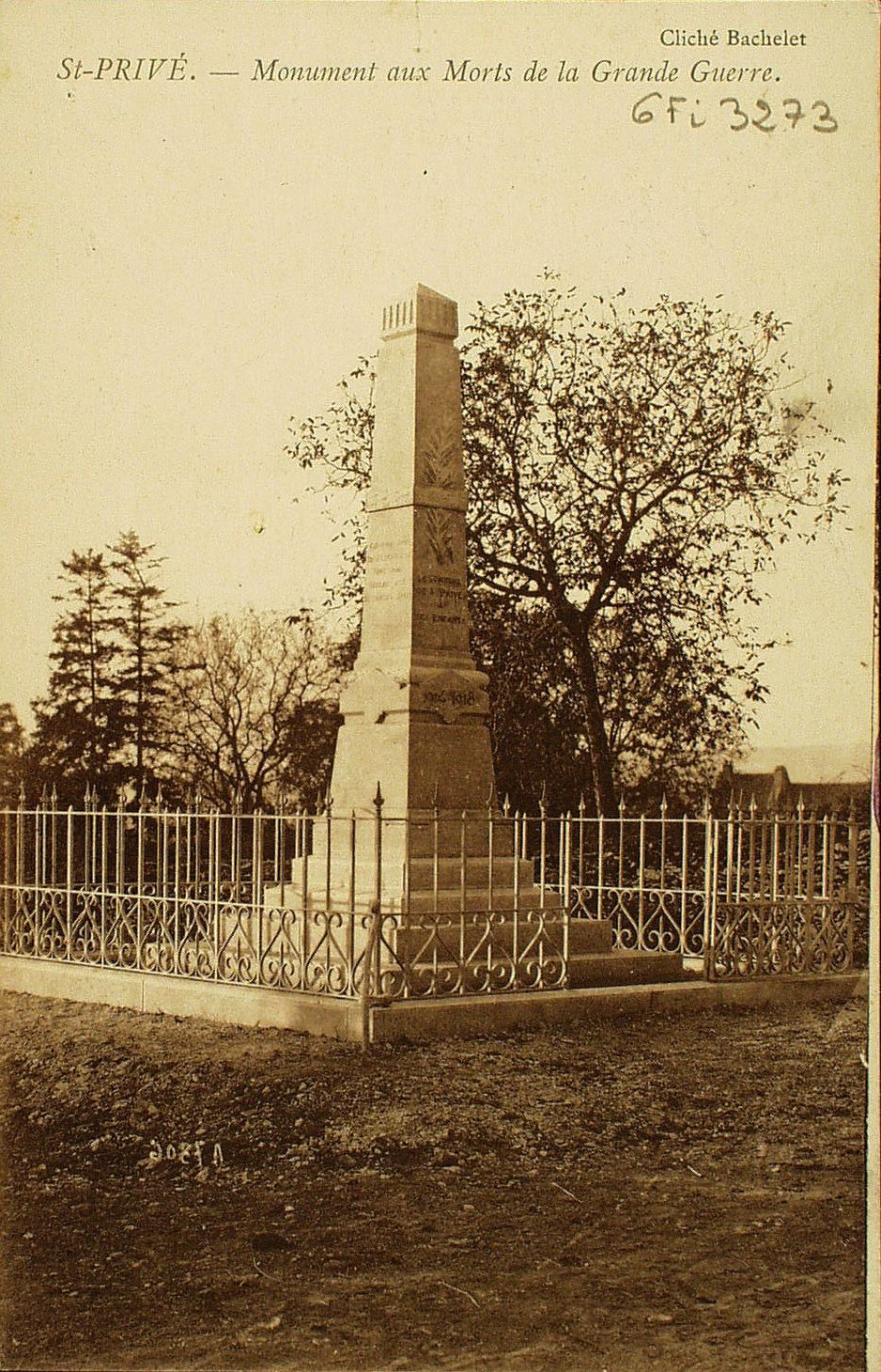Saint-Privé. Monument aux morts de la grande guerre.