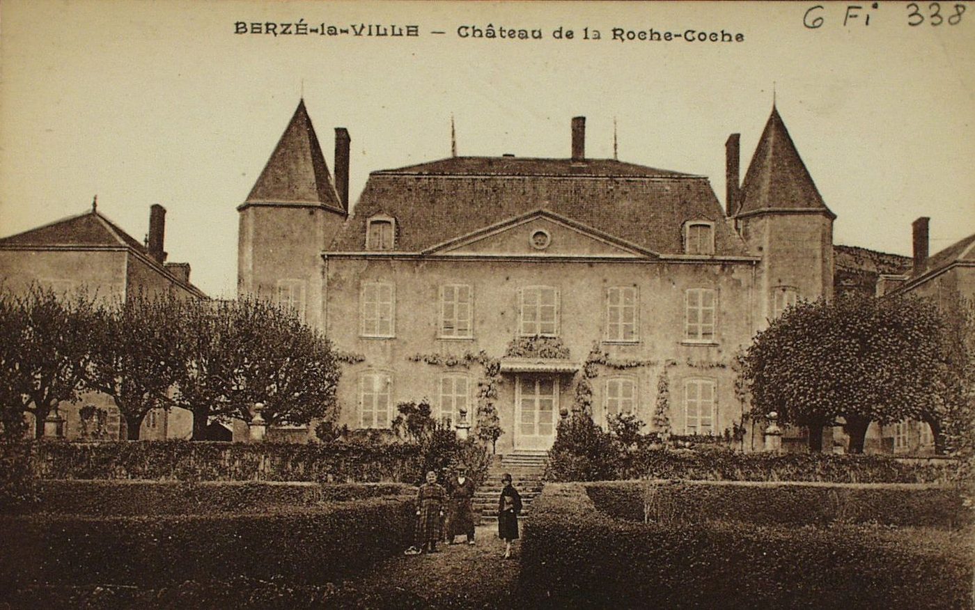Berzé-la-Ville. Château de la Roche-Coche.