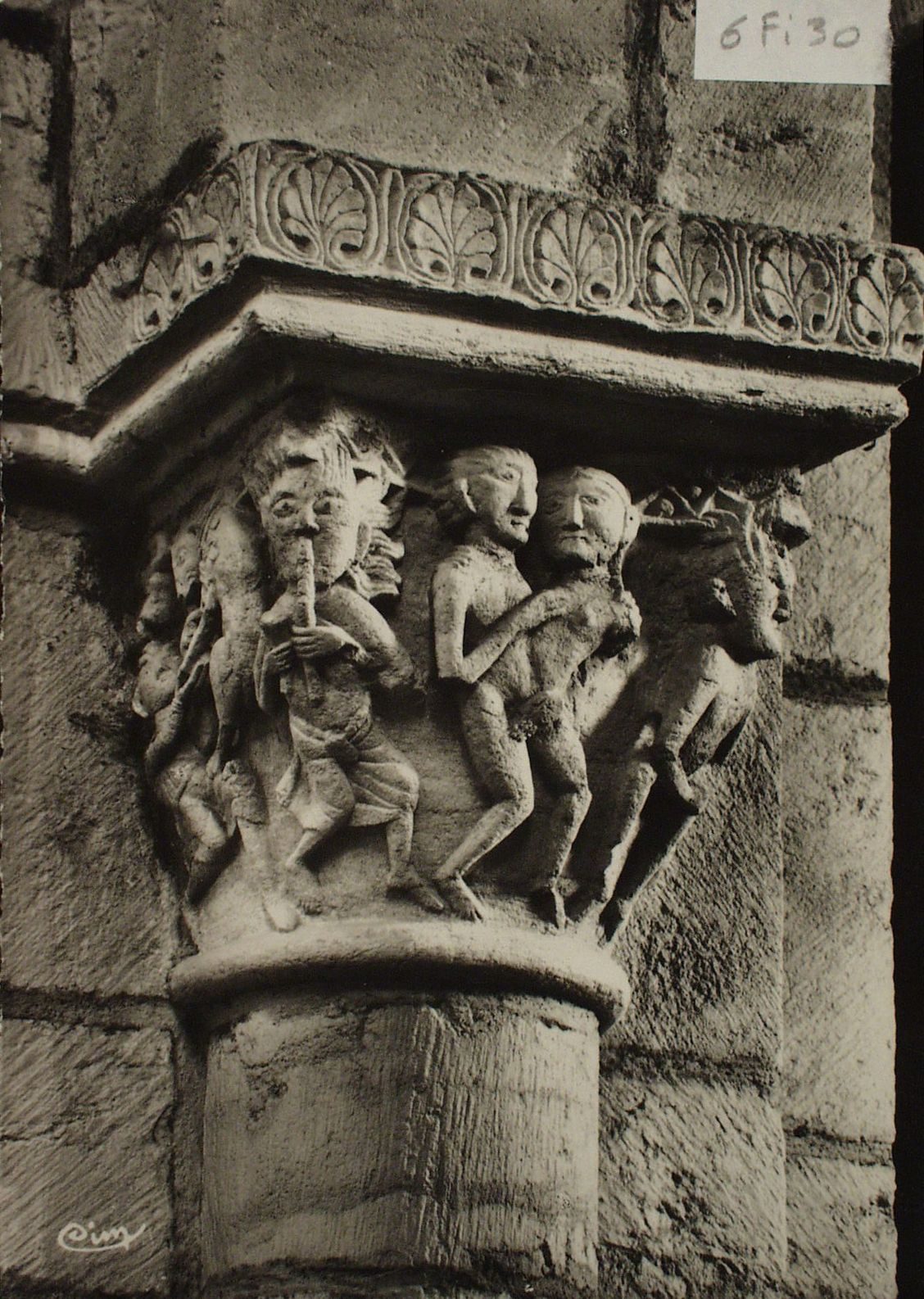 Anzy-le-Duc. Eglise romane (XI, XIIe s.) Détail des chapiteaux : impureté.