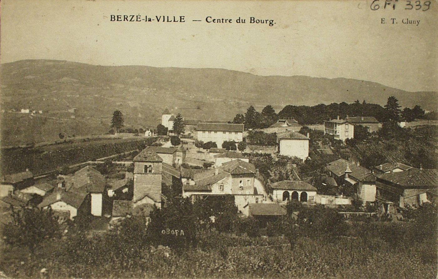 Berzé-la-Ville. Centre du Bourg.