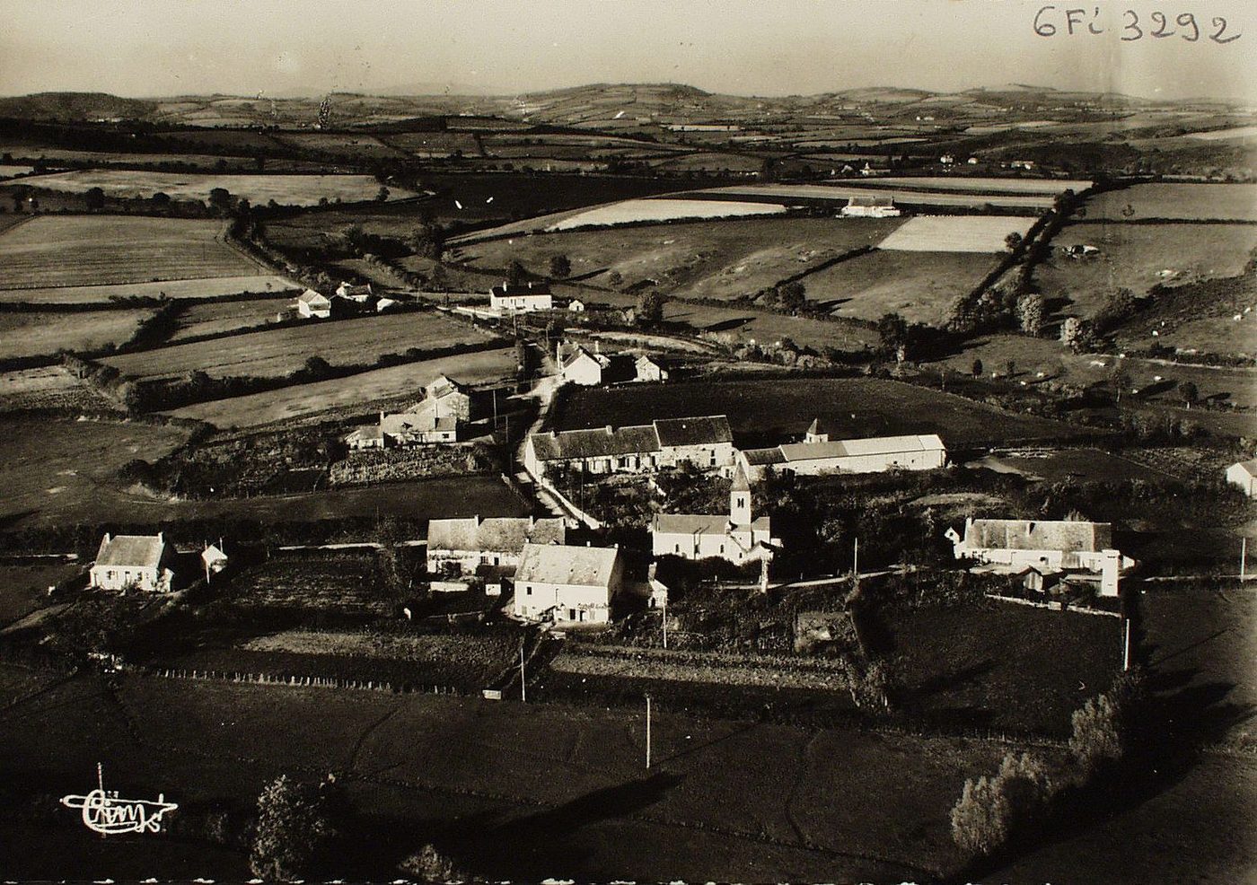 Sainte-Radegonde. Vue générale aérienne.