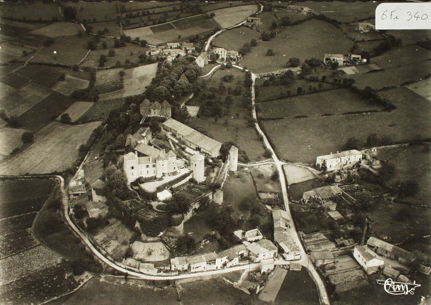 Berzé-le-Châtel. Vue aérienne du château.