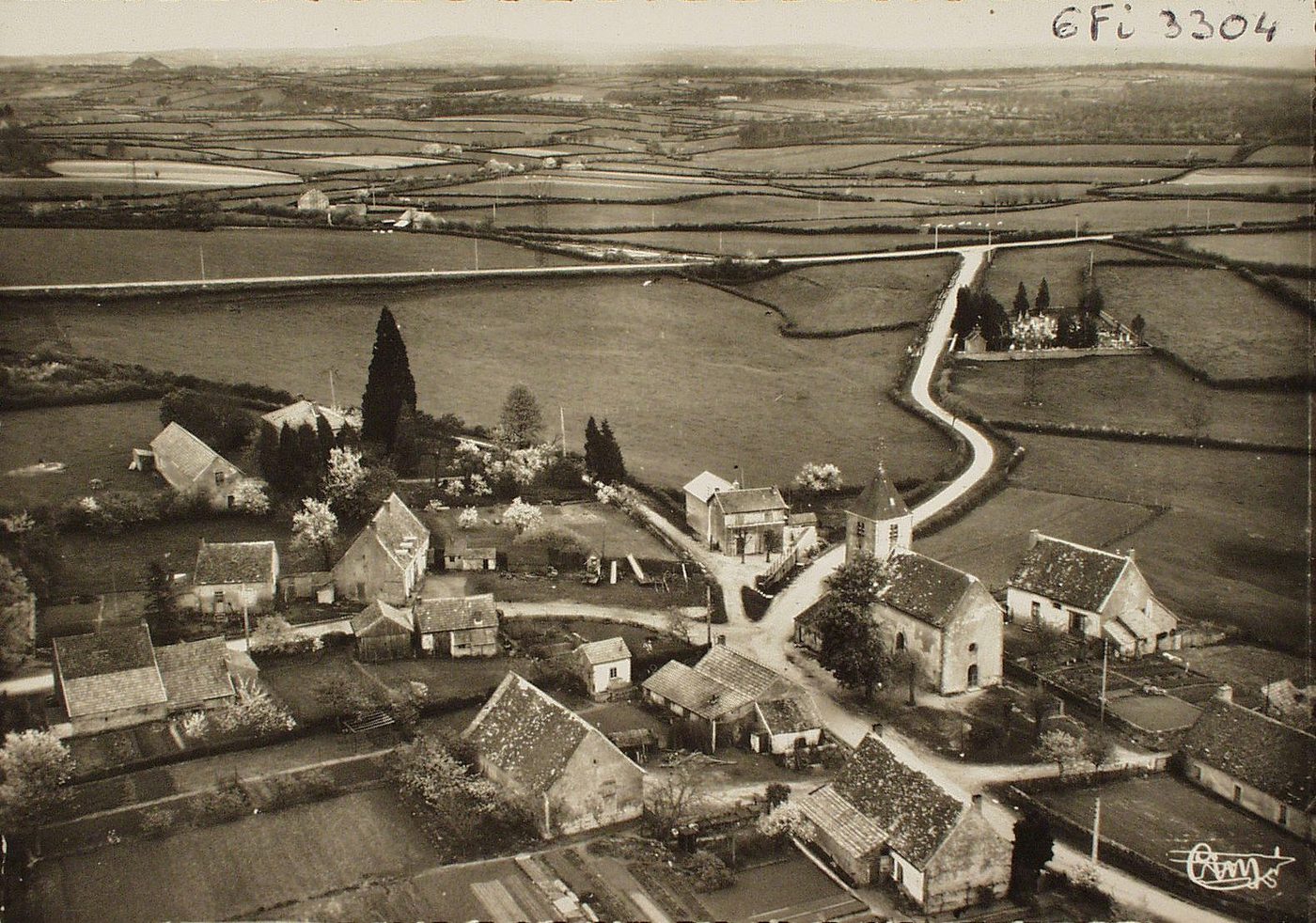 Saint-Romain-sous-Versigny. Vue aérienne du bourg.