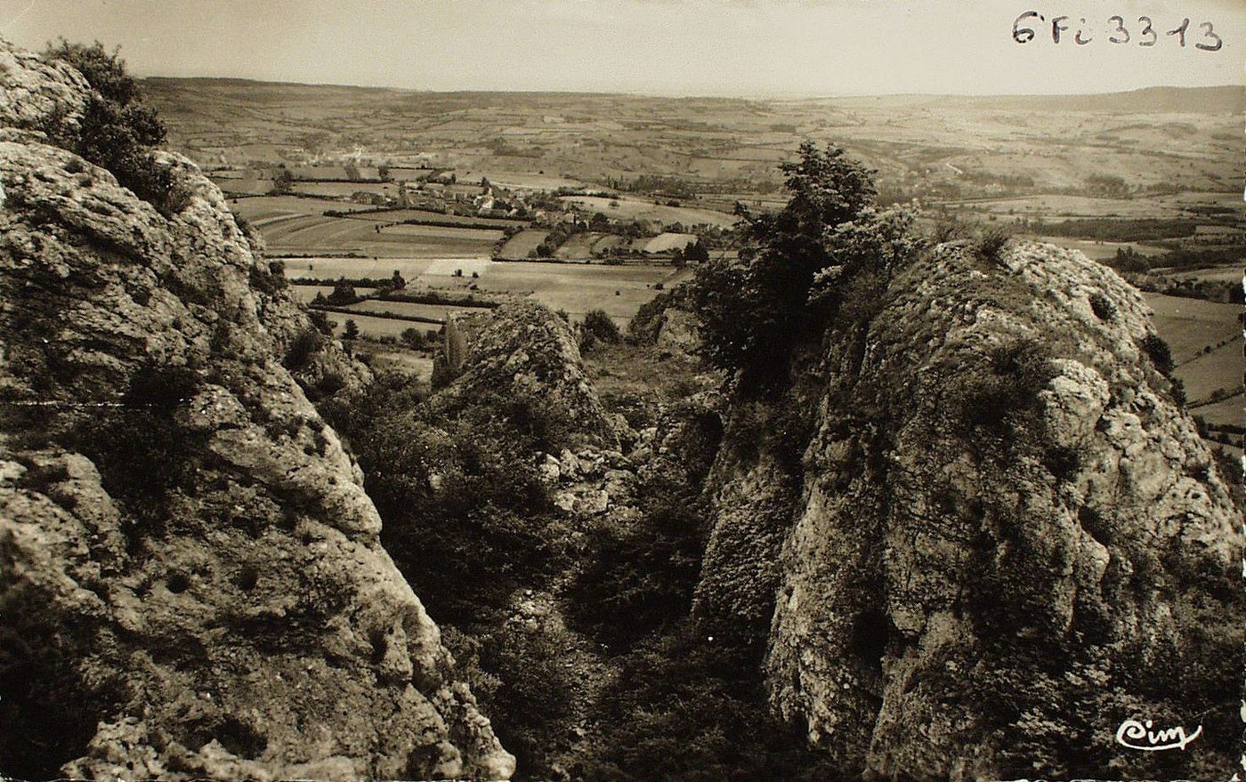 Saint-Sernin-du-Plain. Le pays et ses rochers.