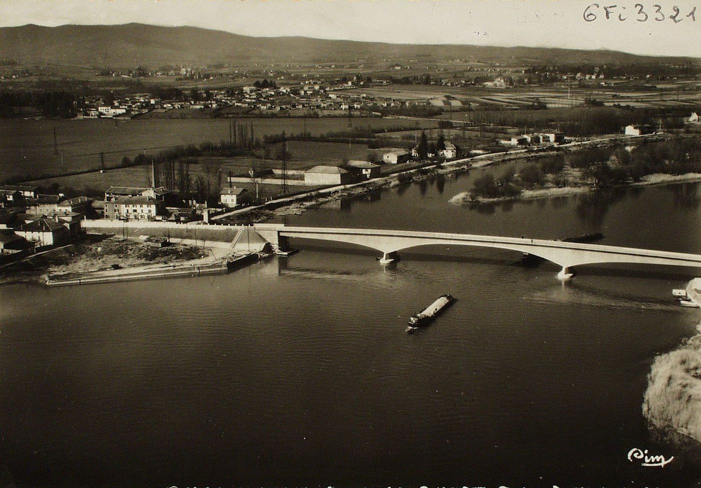 Pont de Saint-Romain-des-Iles. Au fond, Saint-Symphorien-d'Ancelles.
