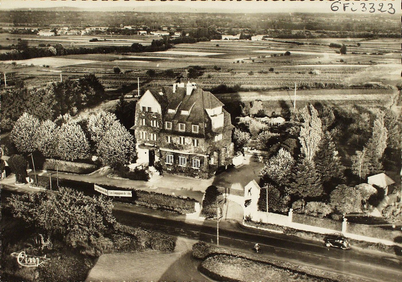 Saint-Symphorien-d'Ancelles. Pontanevaux. Vue aérienne. Auberge du Relais. "Les compagnons de Jéhu".