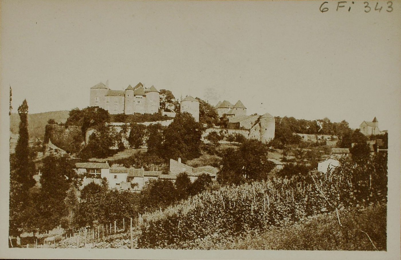 Château de Berzé-le-Châtel et village.