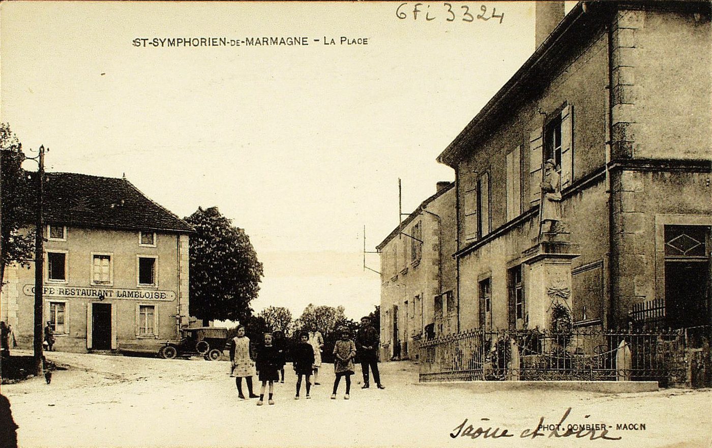 Saint-Symphorien-de-Marmagne. La place.