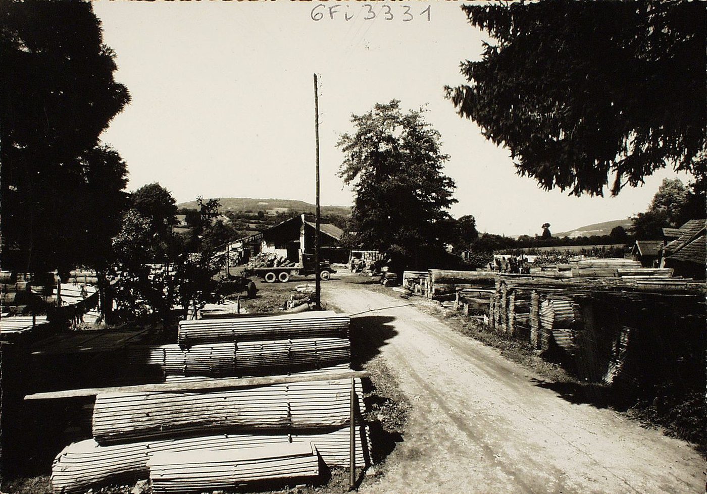 Saint-Symphorien-de-Marmagne. La scierie.