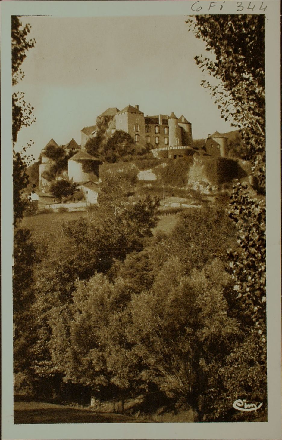 Berzé-le-Châtel. Le château féodal.