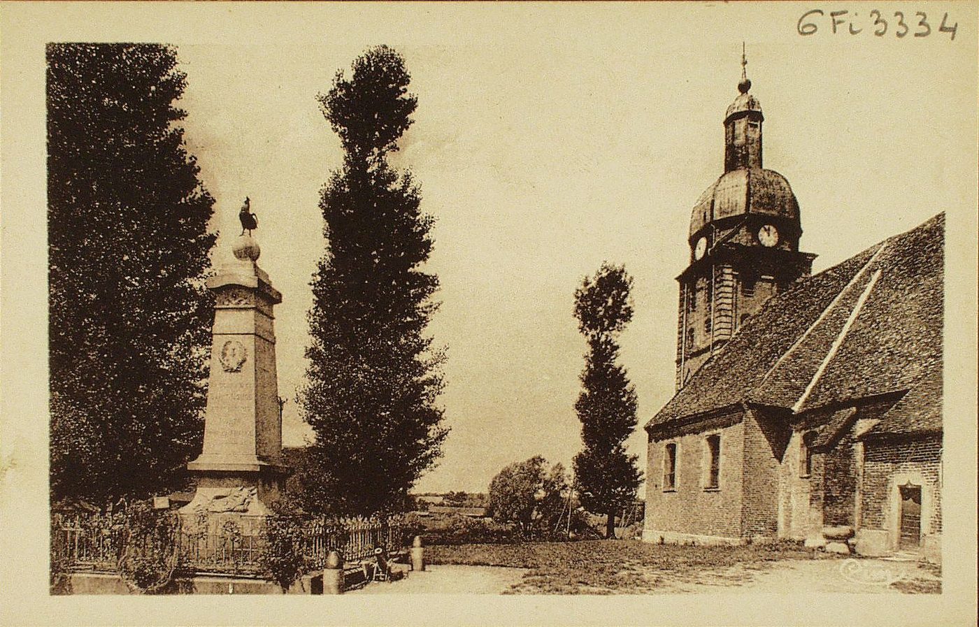 Saint-Usuge. Le monument aux morts et l'église.