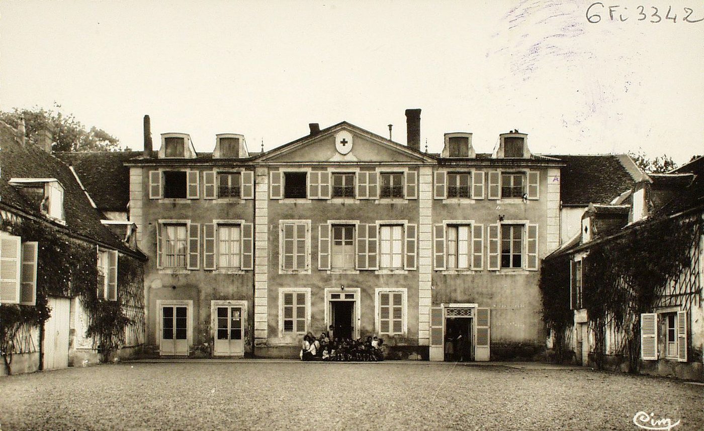 Saint-Vallerin. Croix rouge. Colonie de vacances.
