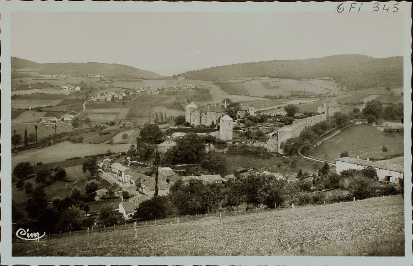 Berzé-le-Châtel. Vue générale.