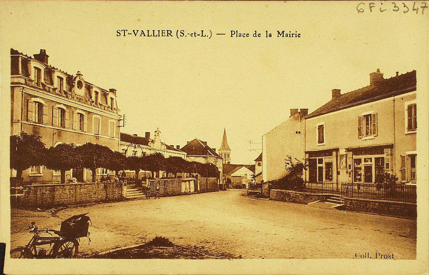 Saint-Vallier. Place de la mairie.