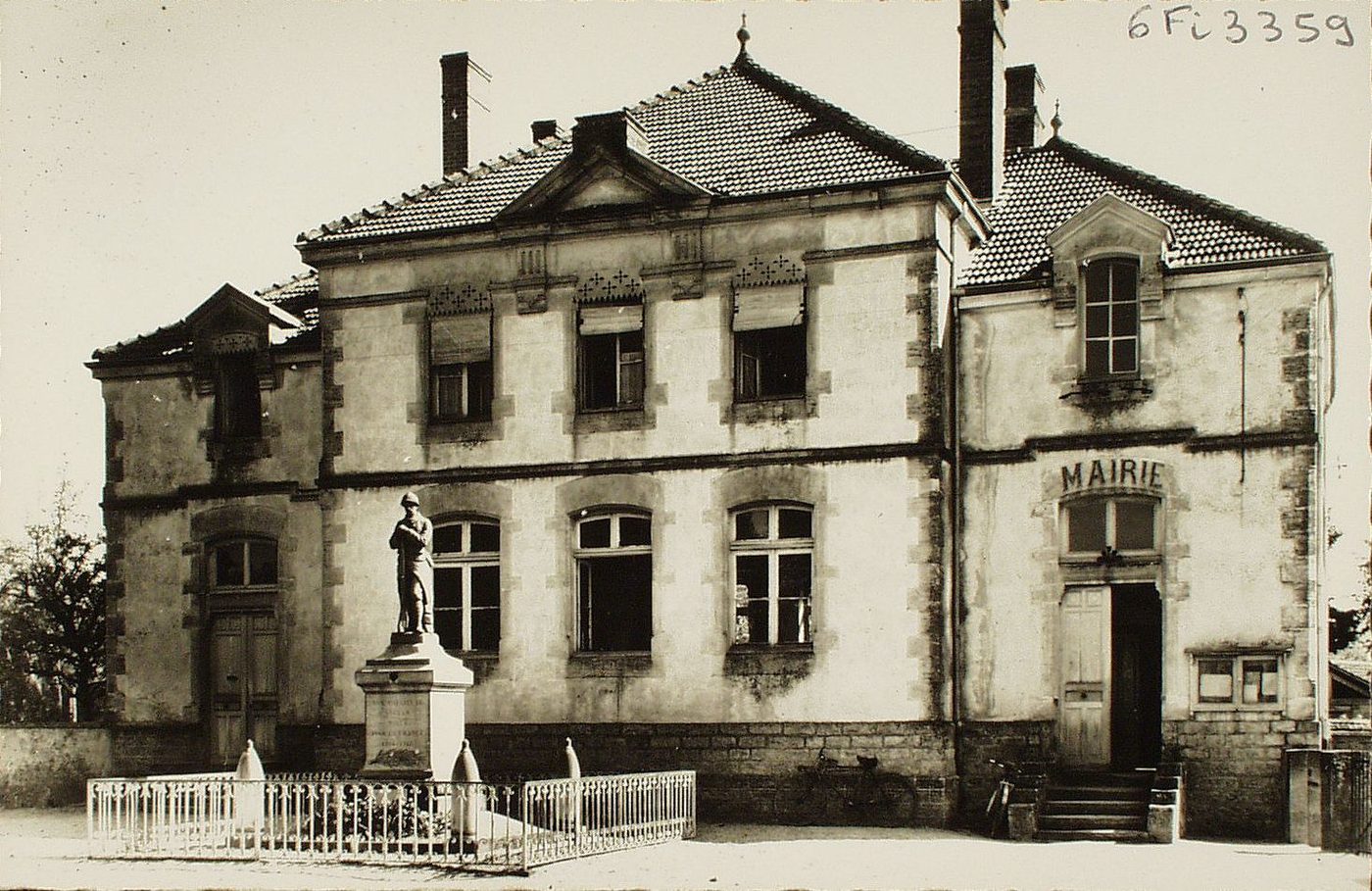 Saint-Yan. La mairie.