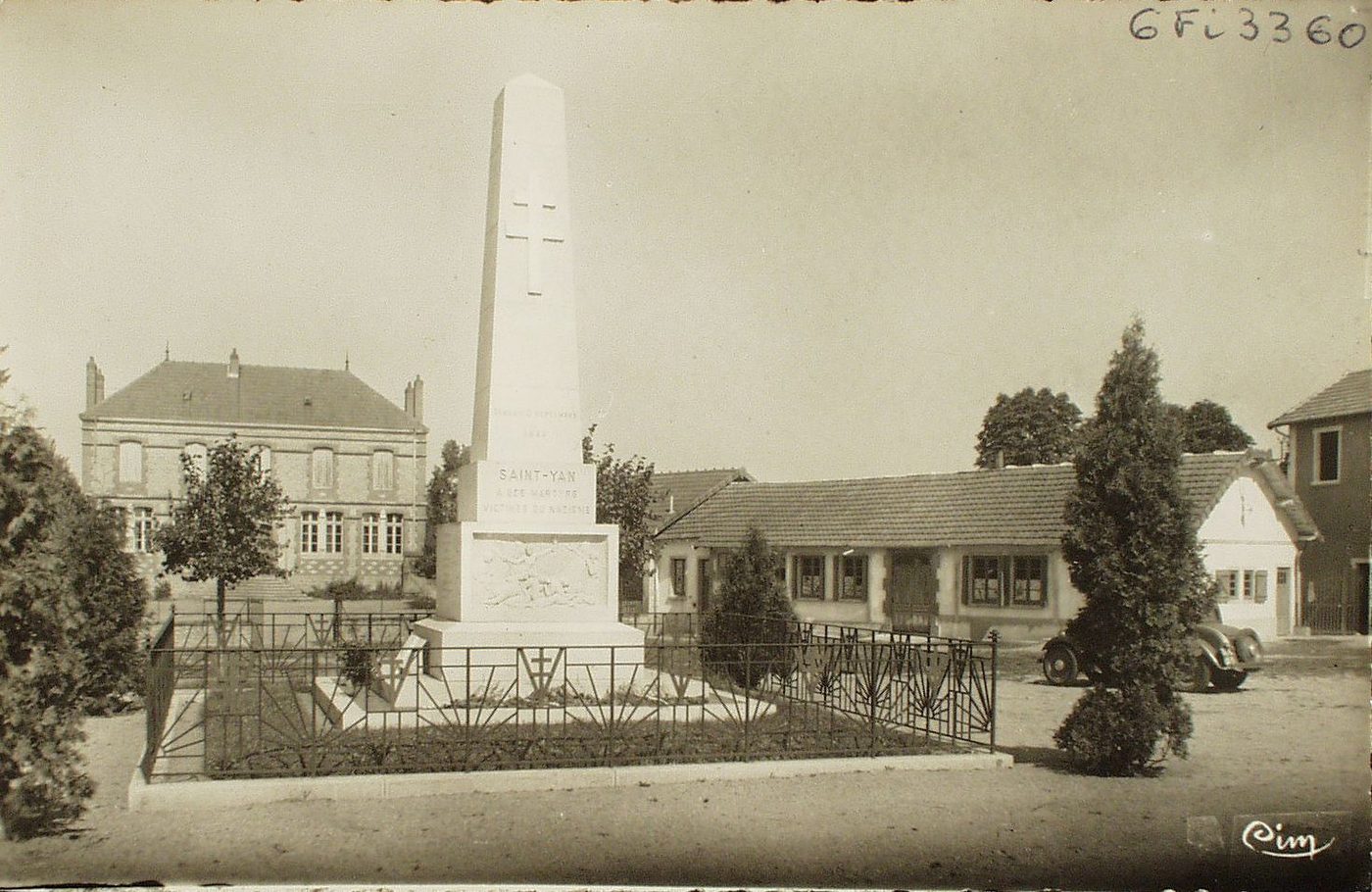 Saint-Yan. Monument et école des garçons.