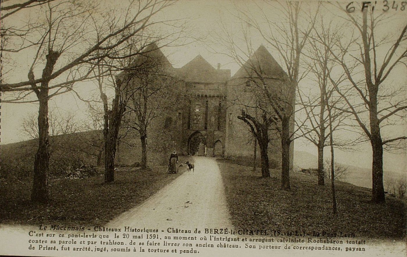 Le Mâconnais. Châteaux historiques. Château de Berzé-le-Châtel. Le pont-levis. C'est sur ce pont-levis que le 20 mai 1591, au moment où l'intrigant et arrogant calviniste Rochebaron tentait contre sa parole et par trahison, de se faire livrer son ancien château. Son porteur de correspondances, paysan de Prissé, fut arrêté, jugé, soumis à la torture et pendu.