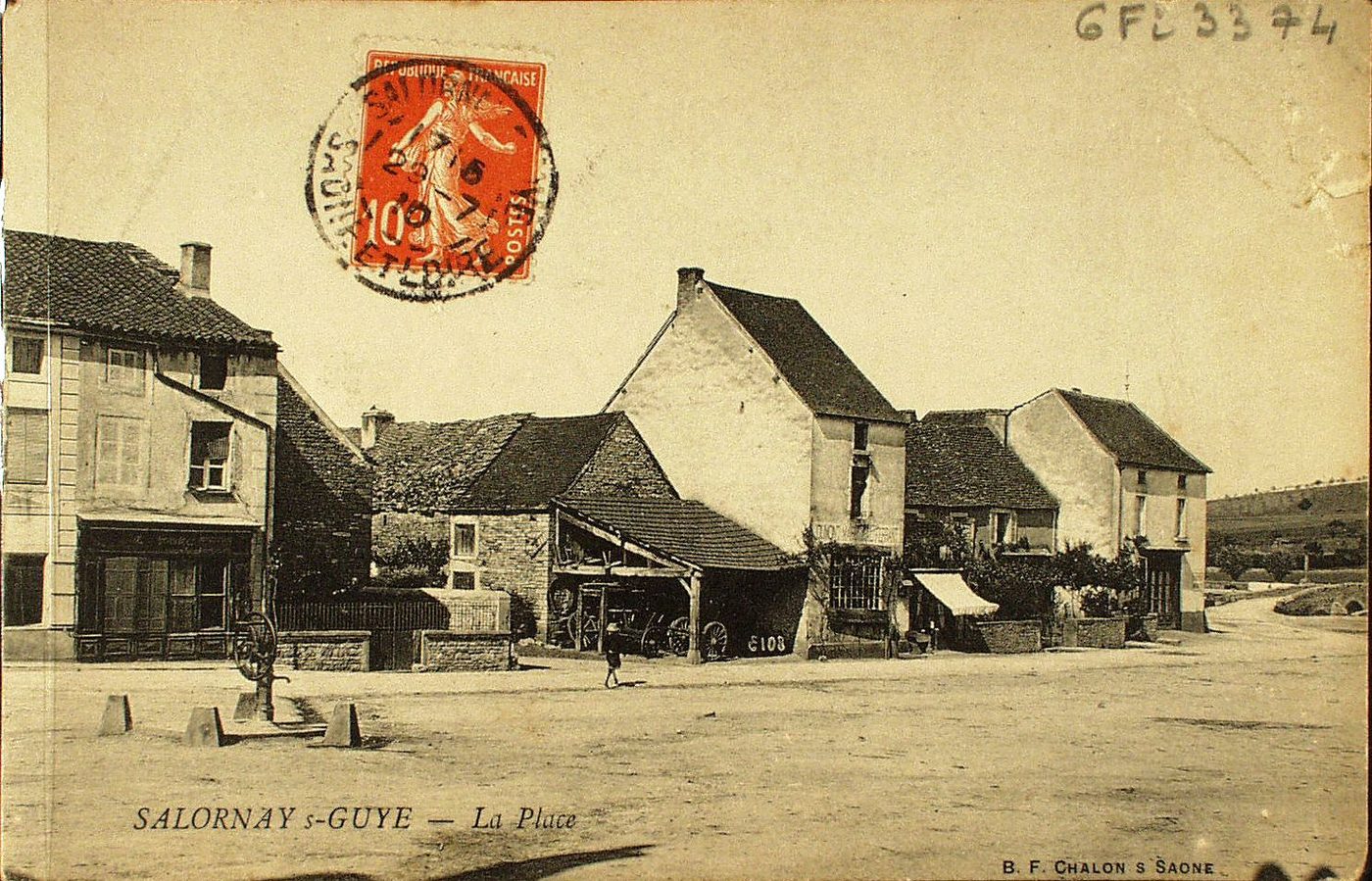 Salornay-sur-Guye. La place.