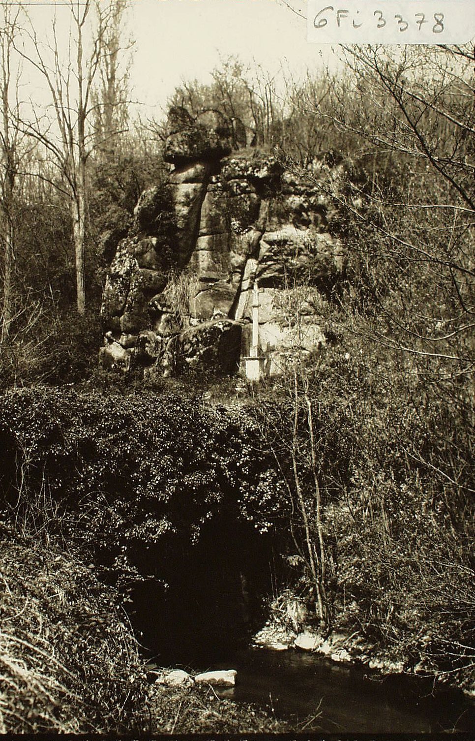 Sampigny-lès-Maranges. Le calvaire.