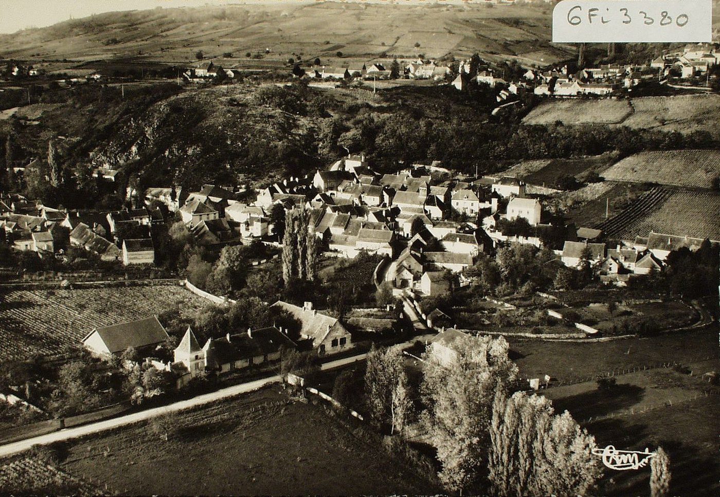 Sampigny-lès-Maranges. Vue aérienne générale.