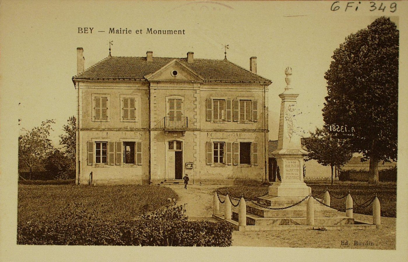 Bey. Mairie et monument.
