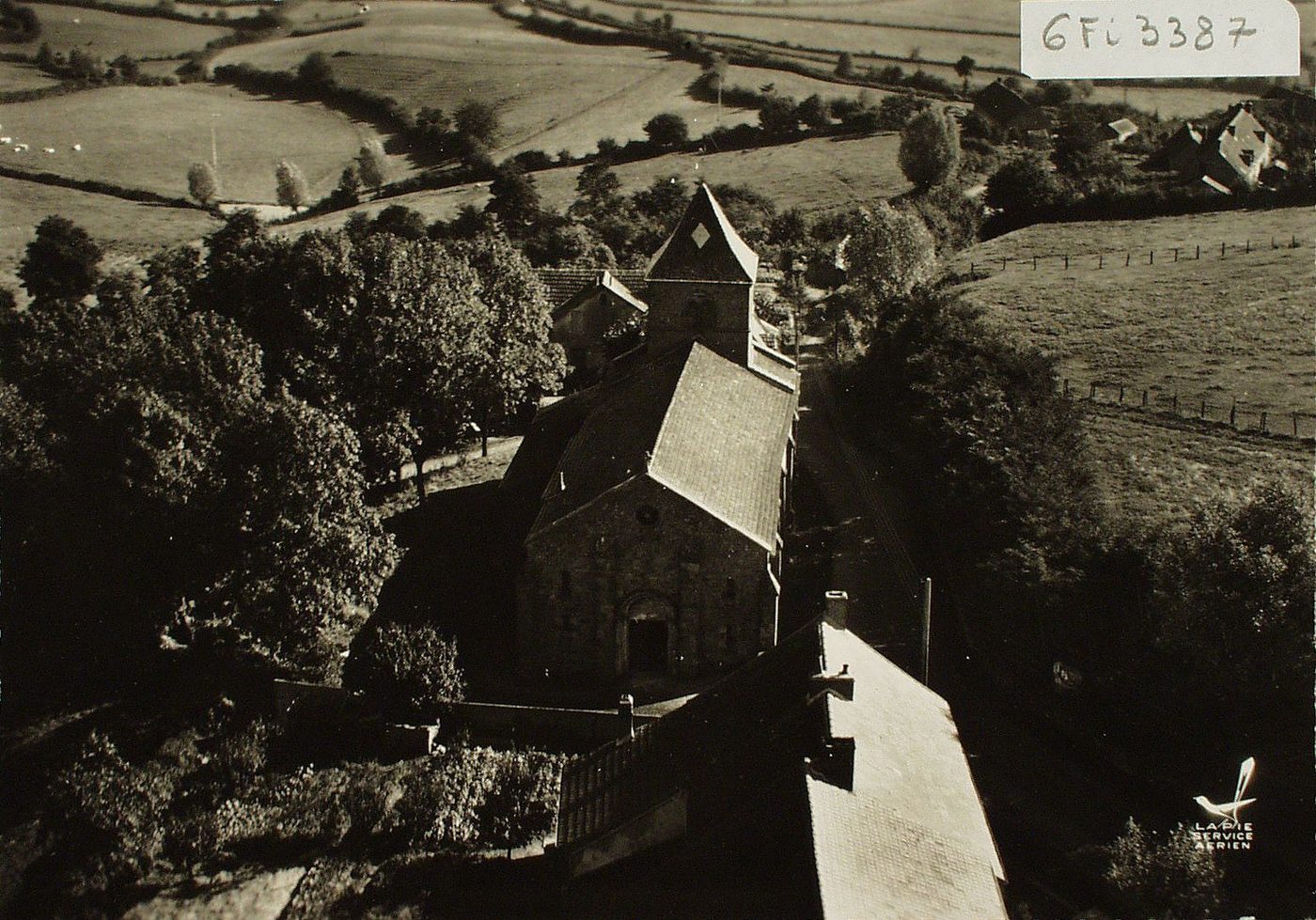 En avion au dessus de ... Sanvignes-les-Mines. L'église.