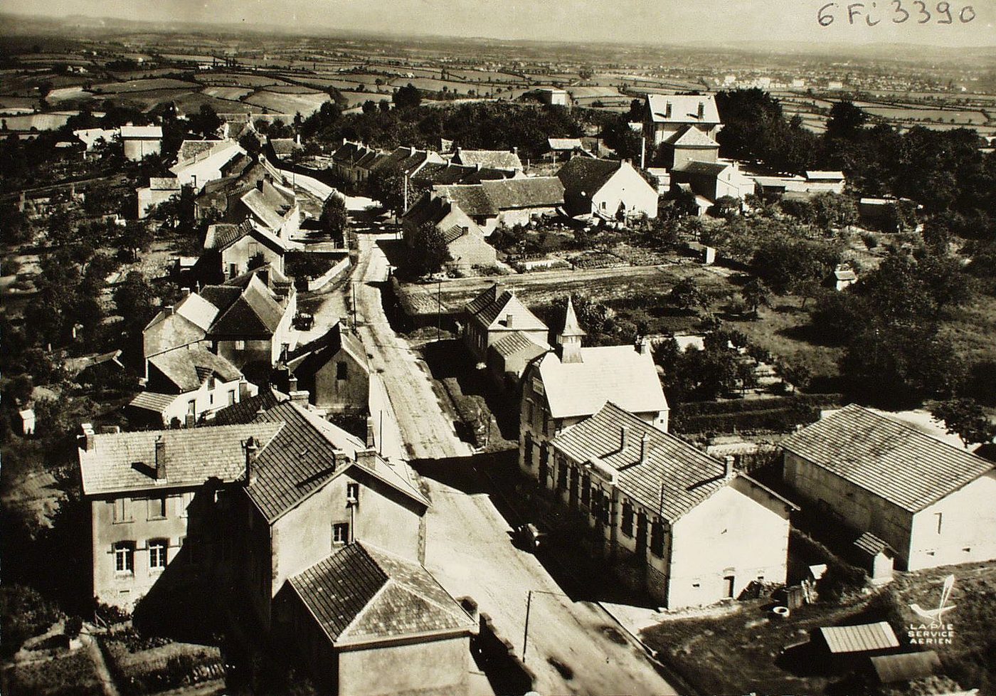 En avion au dessus de ... Sanvignes-les-Mines. Vue d'ensemble, la mairie.