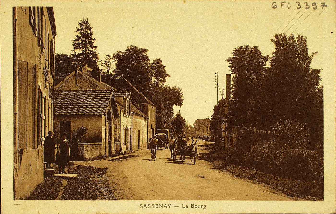 Sassenay. Le bourg.