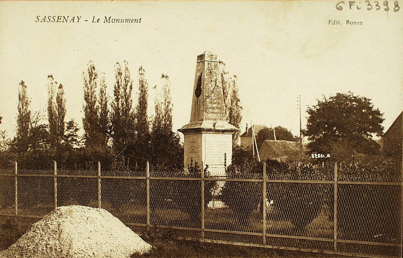 Sassenay. Le monument.