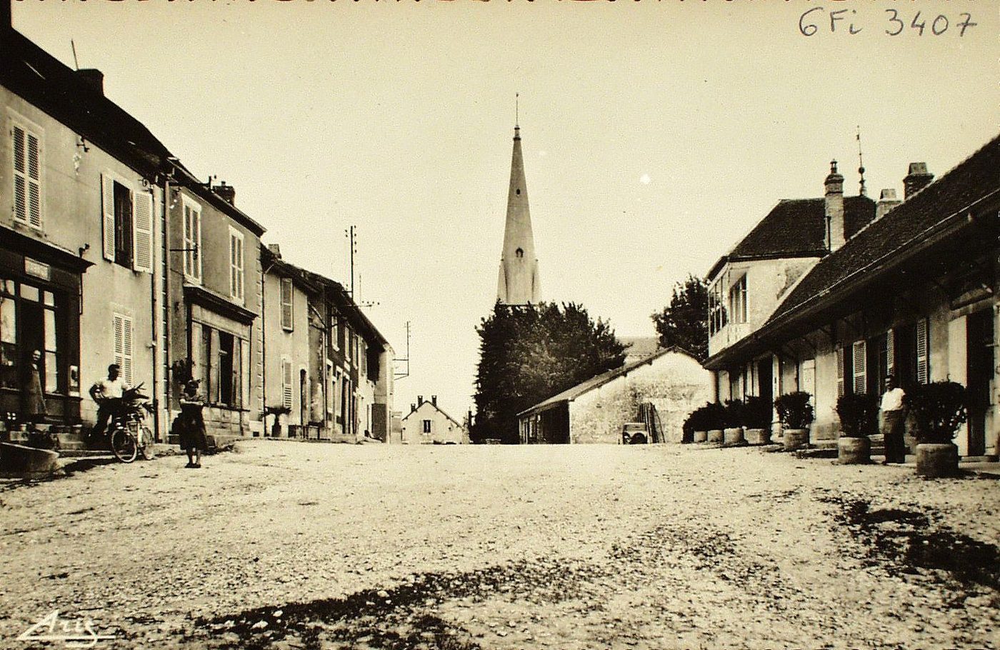 Savigny-en-Revermont. La place.