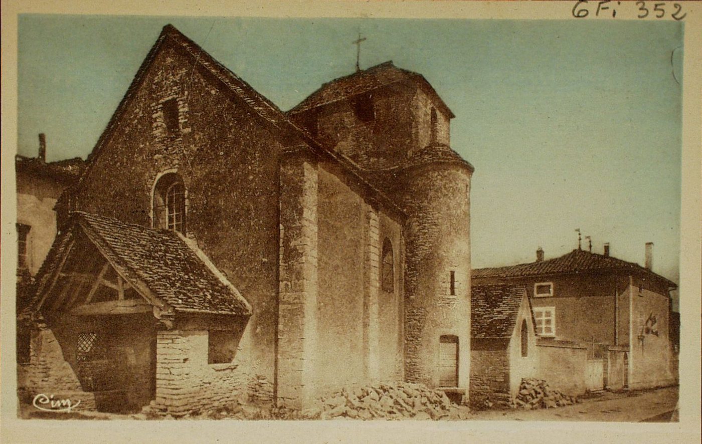 Environs de Lugny. Eglise de Bissy-la-Mâconnaise. Bâtie par les bénédictins de Cluny, cette église est une des plus anciennes de la région. Lors des guerres de religion les protestants mirent le feu au clocher dont la hauteur était alors beaucoup plus considérable qu'aujourd'hui ; il fut réparé en 1767.