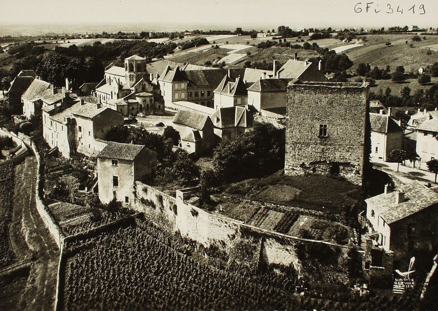 En avion au dessus de ... Semur-en-Brionnais. Vestiges du château fort.