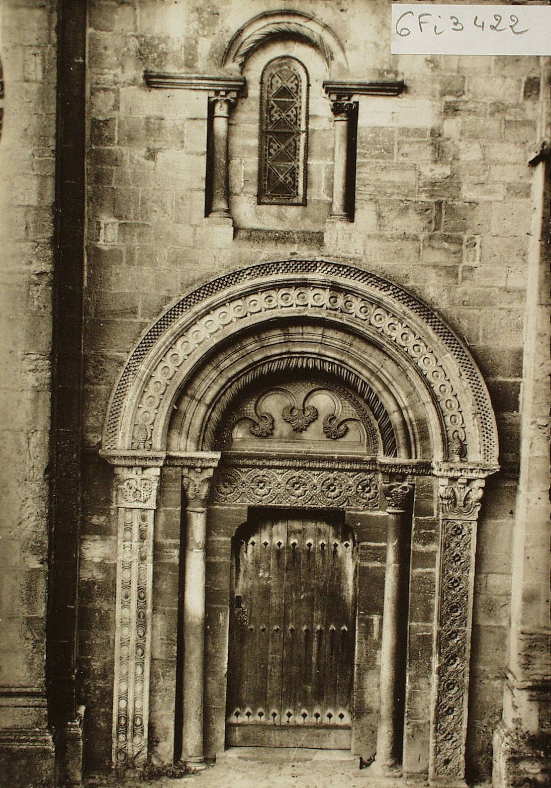 Semur-en-Brionnais. L'église XIIe s. Portail Nord.