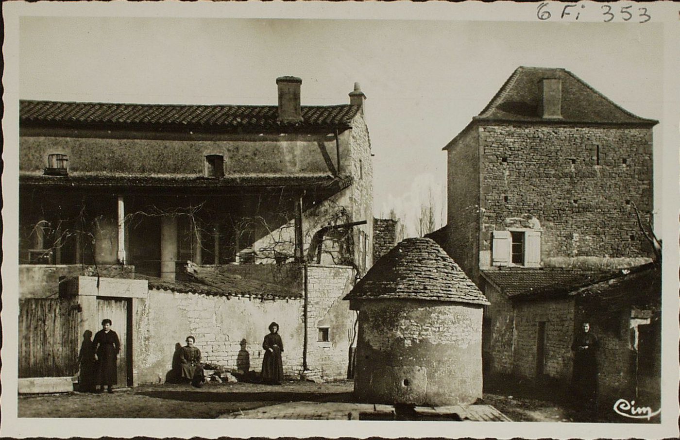 La Bourgogne historique et monumentale. Tour de Bissy-la-Mâconnaise. Ce château dont il ne reste qu'une tour fut pris en 1594 par le comte de Cruzille, puis repris par le marquis de Treffort qui combattait avec les débris des ligueurs de Tournus.