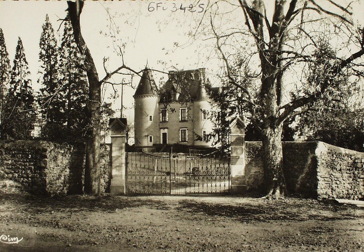 Semur-en-Brionnais. Château des Crays.