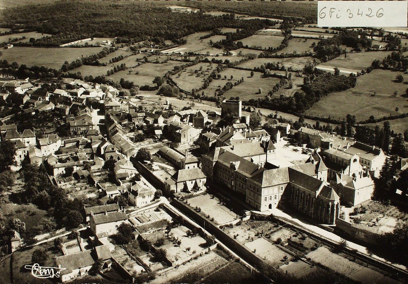 Semur-en-Brionnais. Vue générale aérienne et le séminaire.