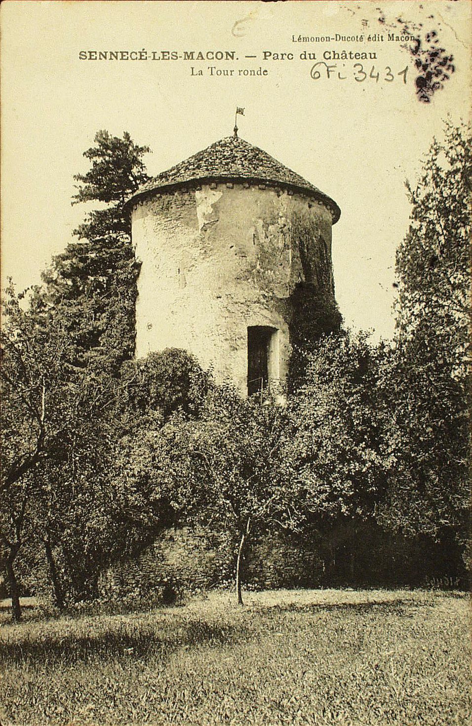 Sennecé-lès-Mâcon. Parc du chateau. La tour ronde.
