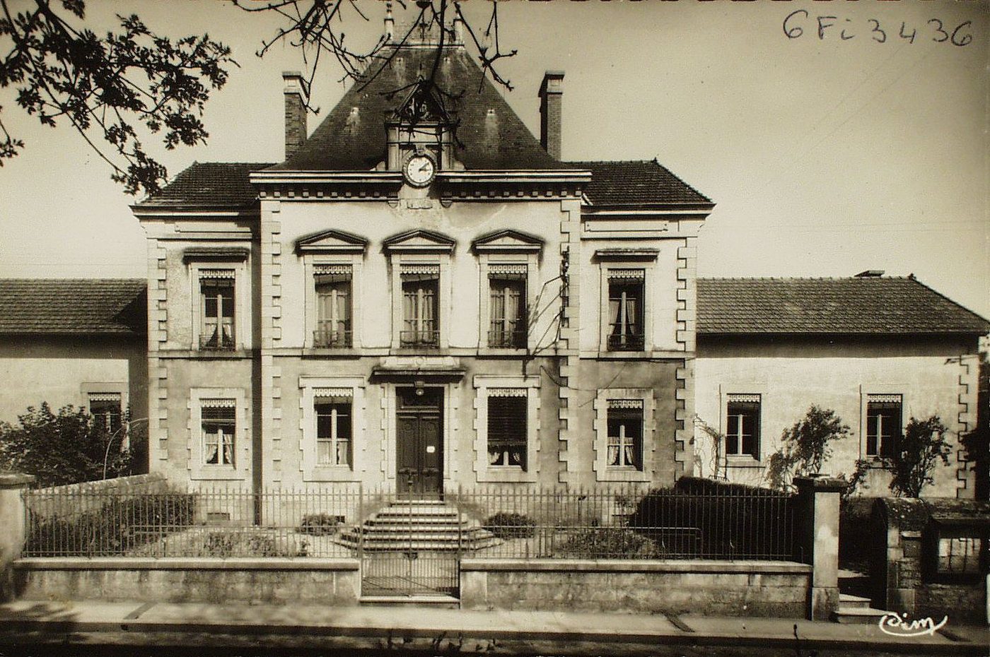 Sennecé-lès-Mâcon. La mairie et les écoles.
