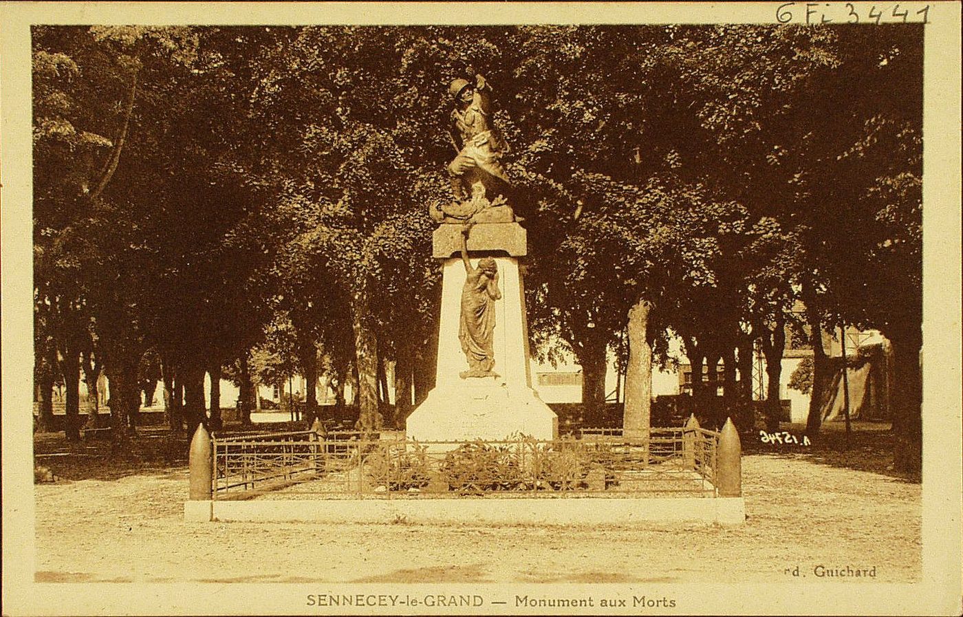 Sennecey-le-Grand. Monument aux morts.