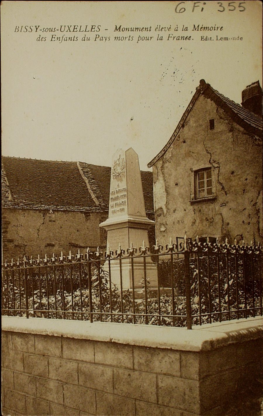 Bissy-sous-Uxelles. Monument élevé à la mémoire des enfants du pays morts pour la France.