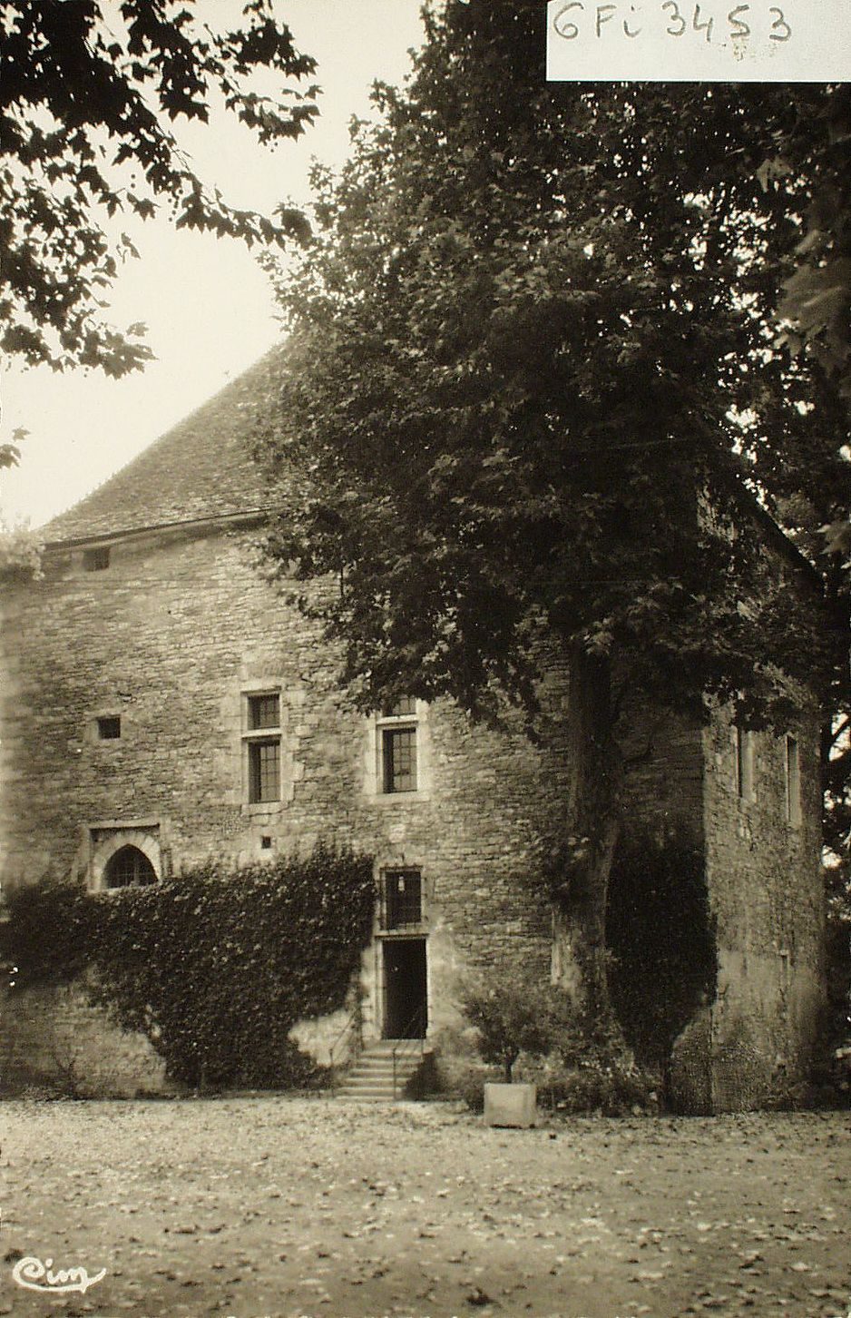 Sennecey-le-Grand. Tour construite en 1124 par Bernard Girard prévot féodal des Comtes de Chalon.