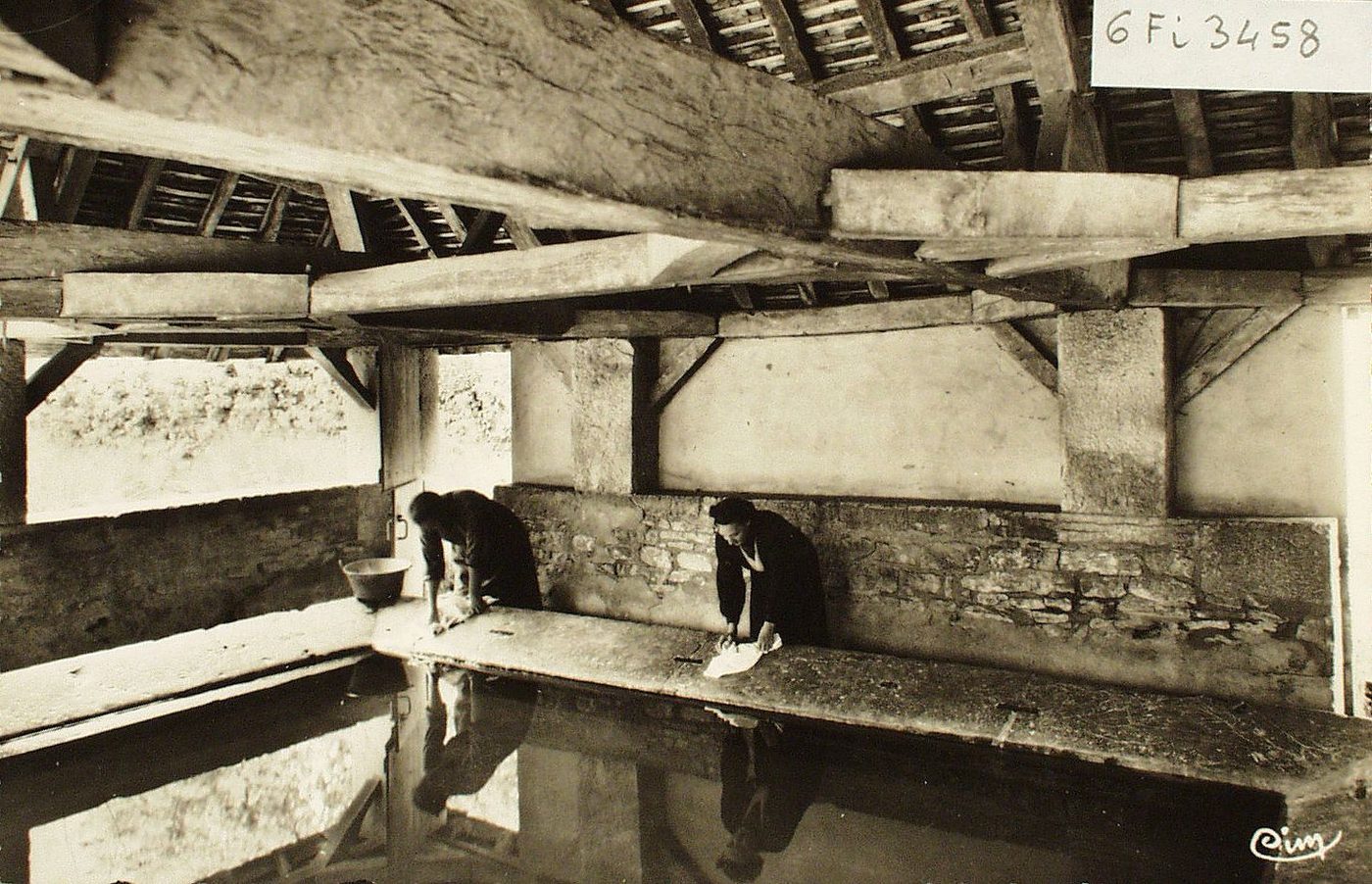 Sennecey-le-Grand. Lavoir de Viel-Moulin. Charpente du Xe s. analogue à celle des halles de Brancion.