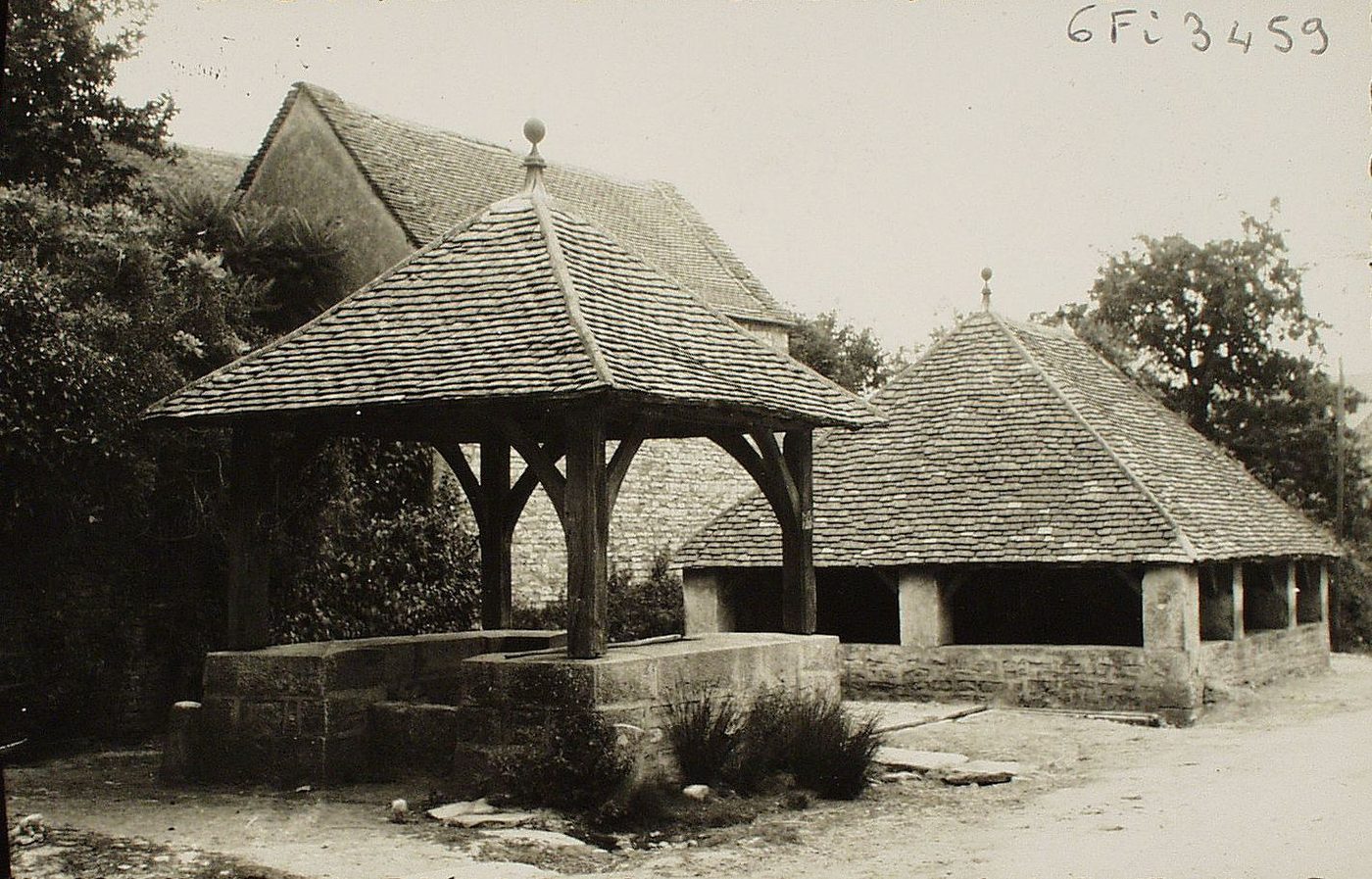 Fontaine et lavoir du Viel Moulin.