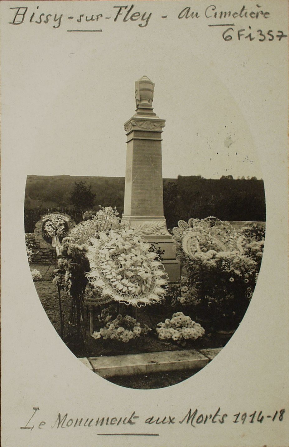 Bissy-sur-Fley. Au cimetière. Le monument aux morts 1914-1918.