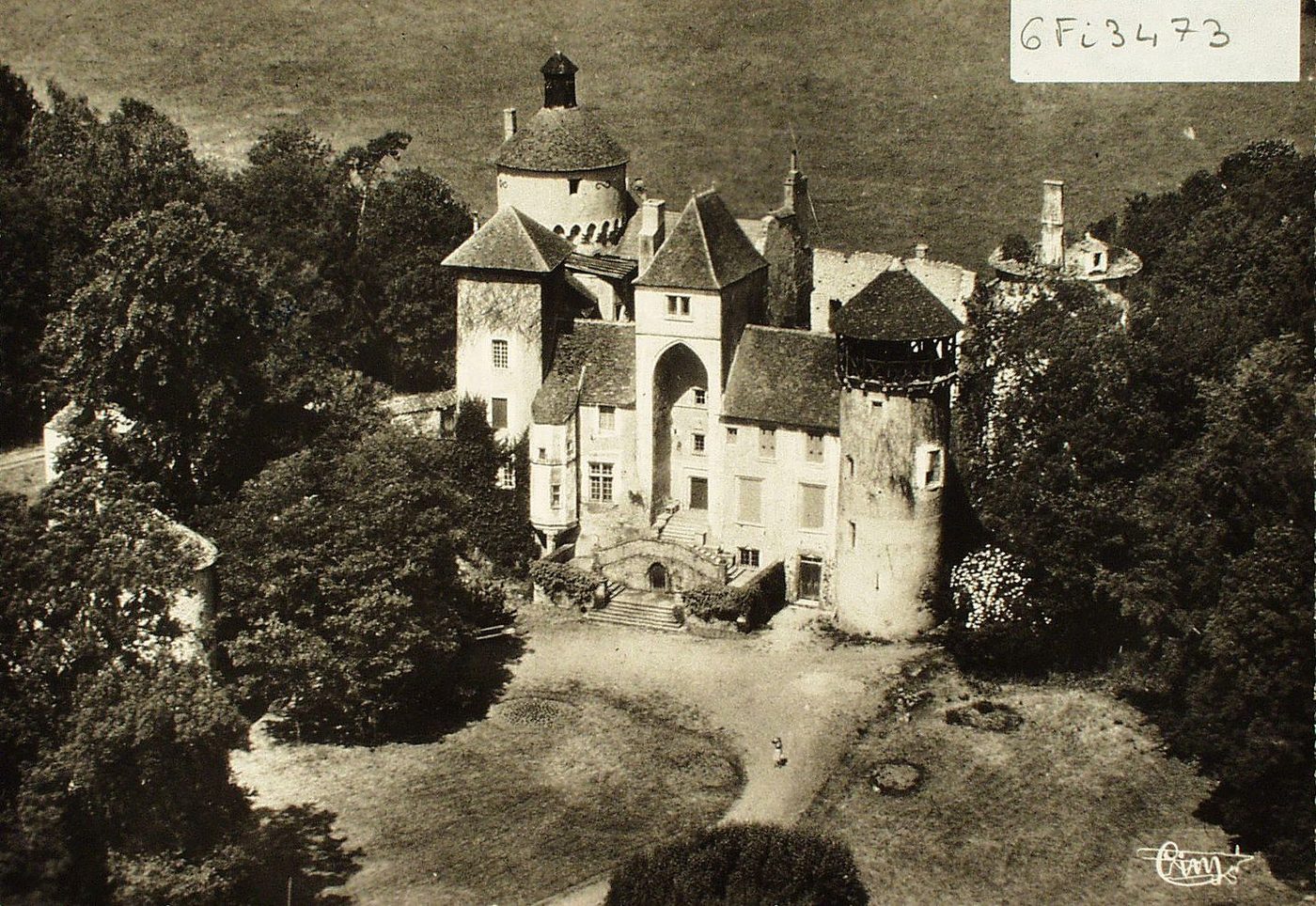 Sercy. Le château. Vue aérienne.
